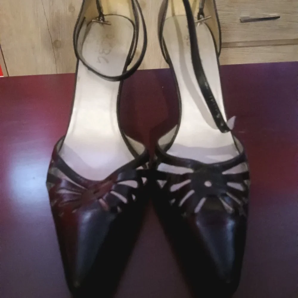 BCBG heels - Picture 1 of 3